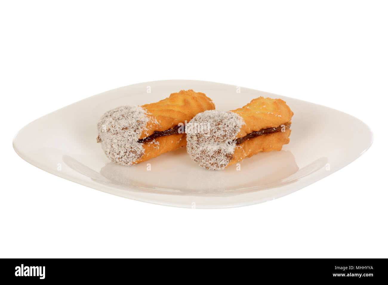 Biscuits sandwich avec noix de coco, de forme ovale rempli de crème au chocolat Banque D'Images