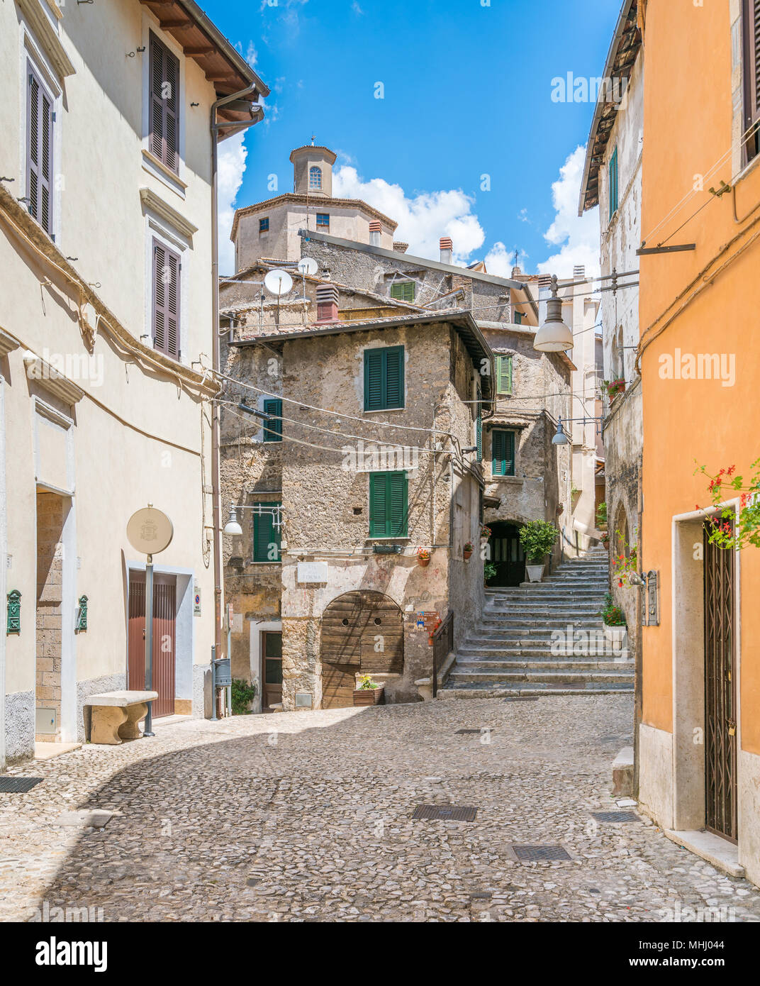 Vieille ville de Subiaco dans un matin d'été, province de Rome, Latium, Italie centrale. Banque D'Images