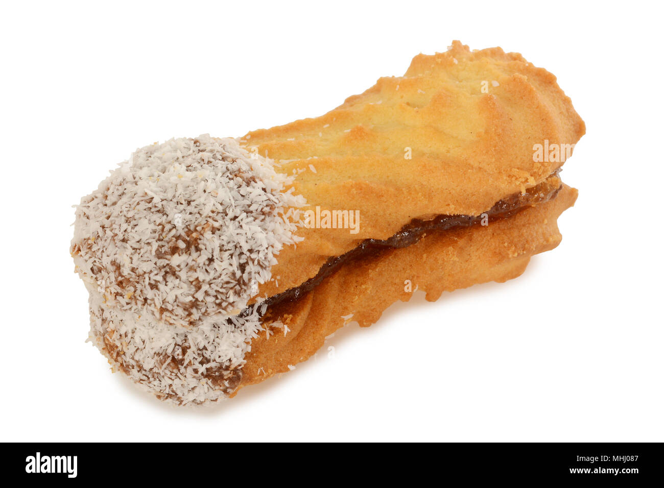 Biscuits sandwich avec noix de coco, de forme ovale rempli de crème au chocolat Banque D'Images