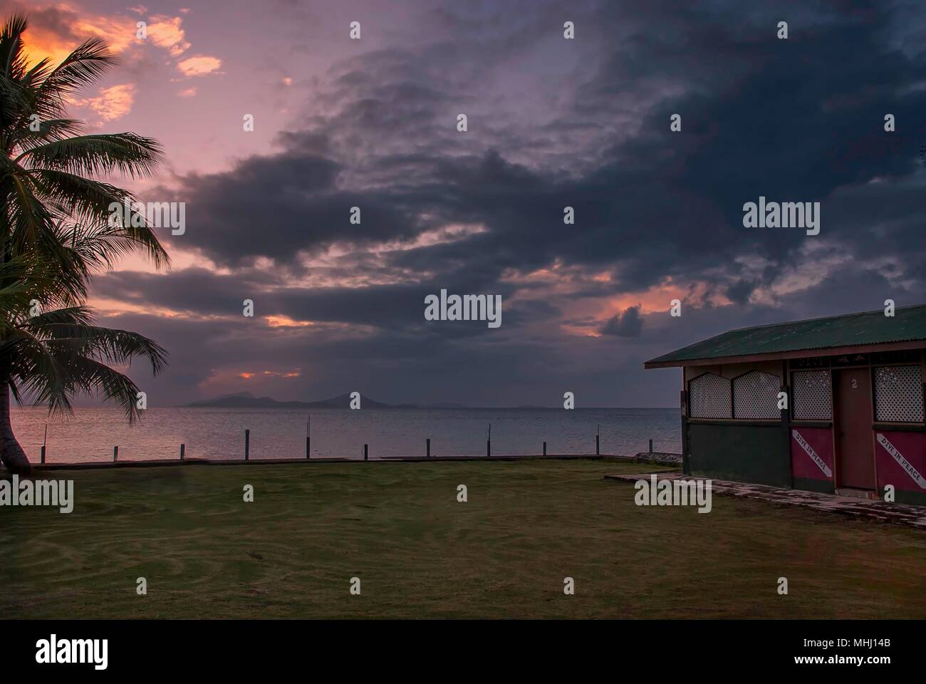 Coucher du soleil dans l'île du Pacifique, de l'État de Chuuk Micronésie Banque D'Images