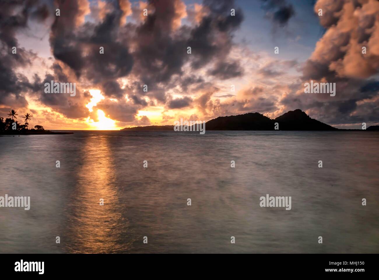 Coucher du soleil dans l'île du Pacifique, de l'État de Chuuk Micronésie Banque D'Images