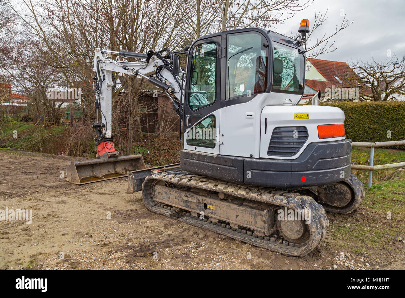 Petite pelle garé sur un site de construction Banque D'Images