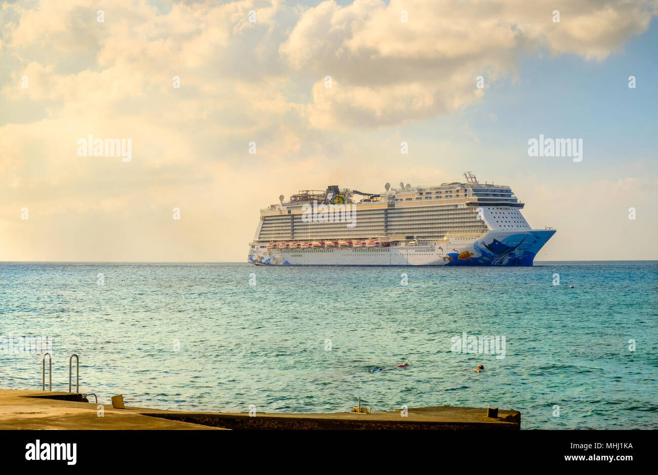 Grand Cayman, Cayman Islands, le navire de croisière Norwegian échapper à la fin de l'après-midi sur la mer des Caraïbes par la Port George Town Banque D'Images