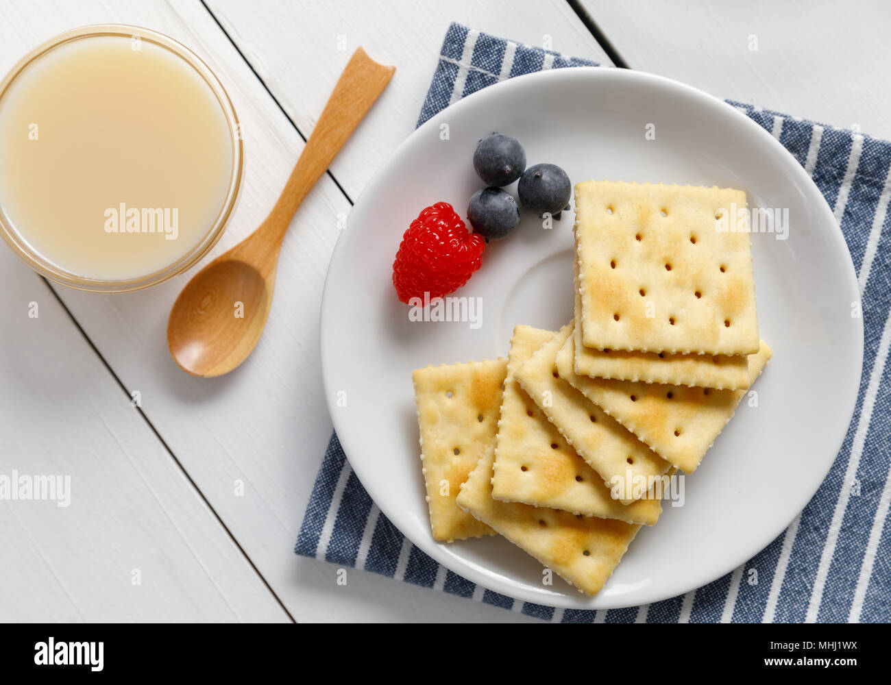 Les craquelins avec du lait concentré et fruits, petit déjeuner Banque D'Images