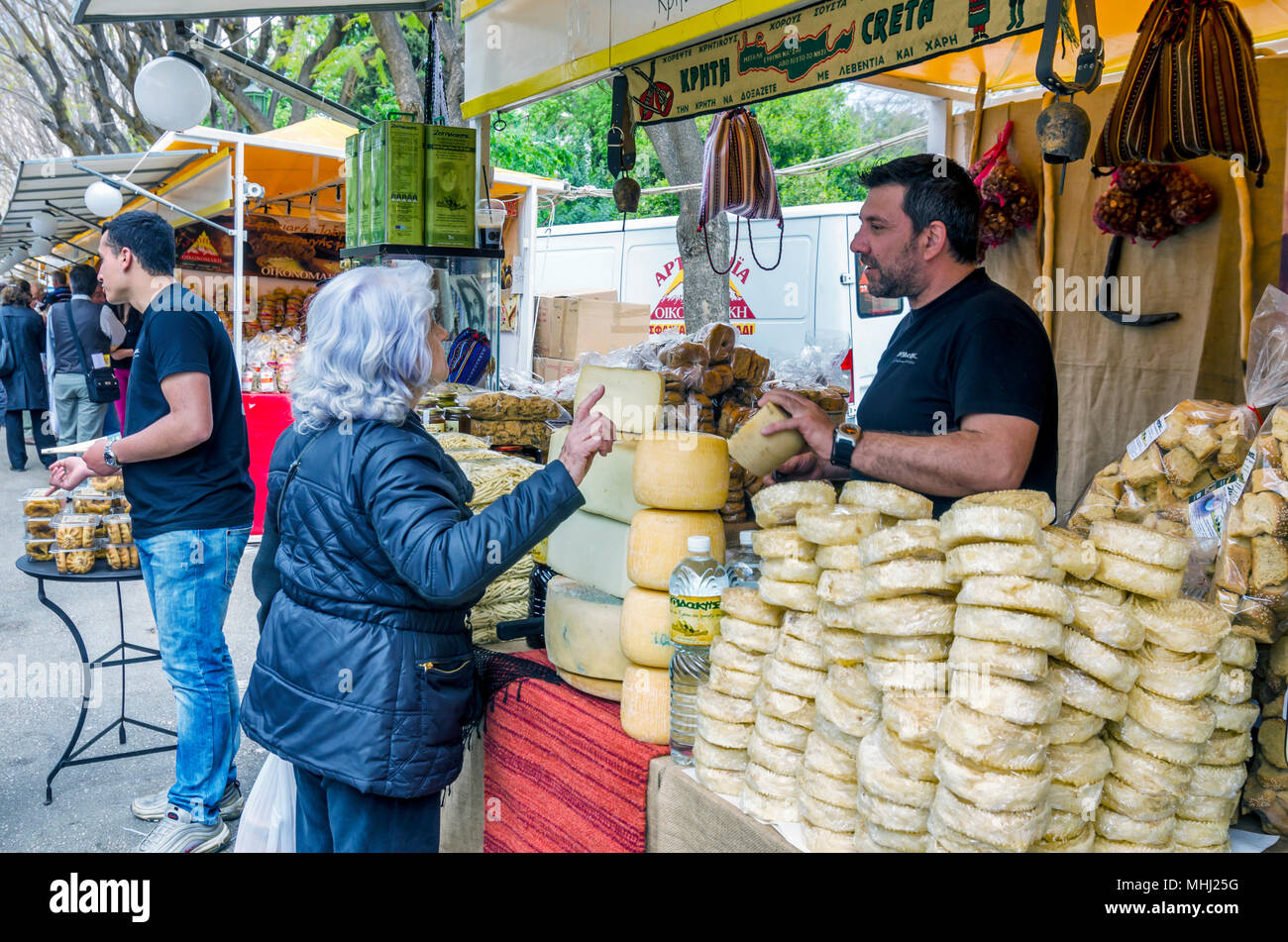 Athènes, Attique / Grèce. Exposition de produits crétois au Zappeion. Gens qui vendent et achètent des produits crétois traditionnel, comme l'huile d'olive, fromage etc Banque D'Images