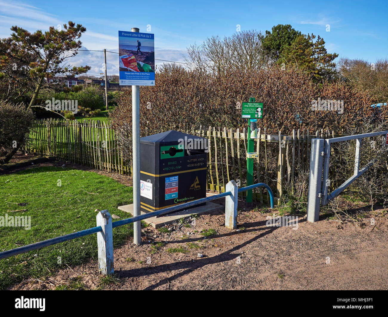 Le Havre est sur la station Partager chien promenade côtière à Arbroath, avec des sacs poubelles, Poo et gâteries pour chiens ainsi que des panneaux d'information. Angus, Scotlan Banque D'Images