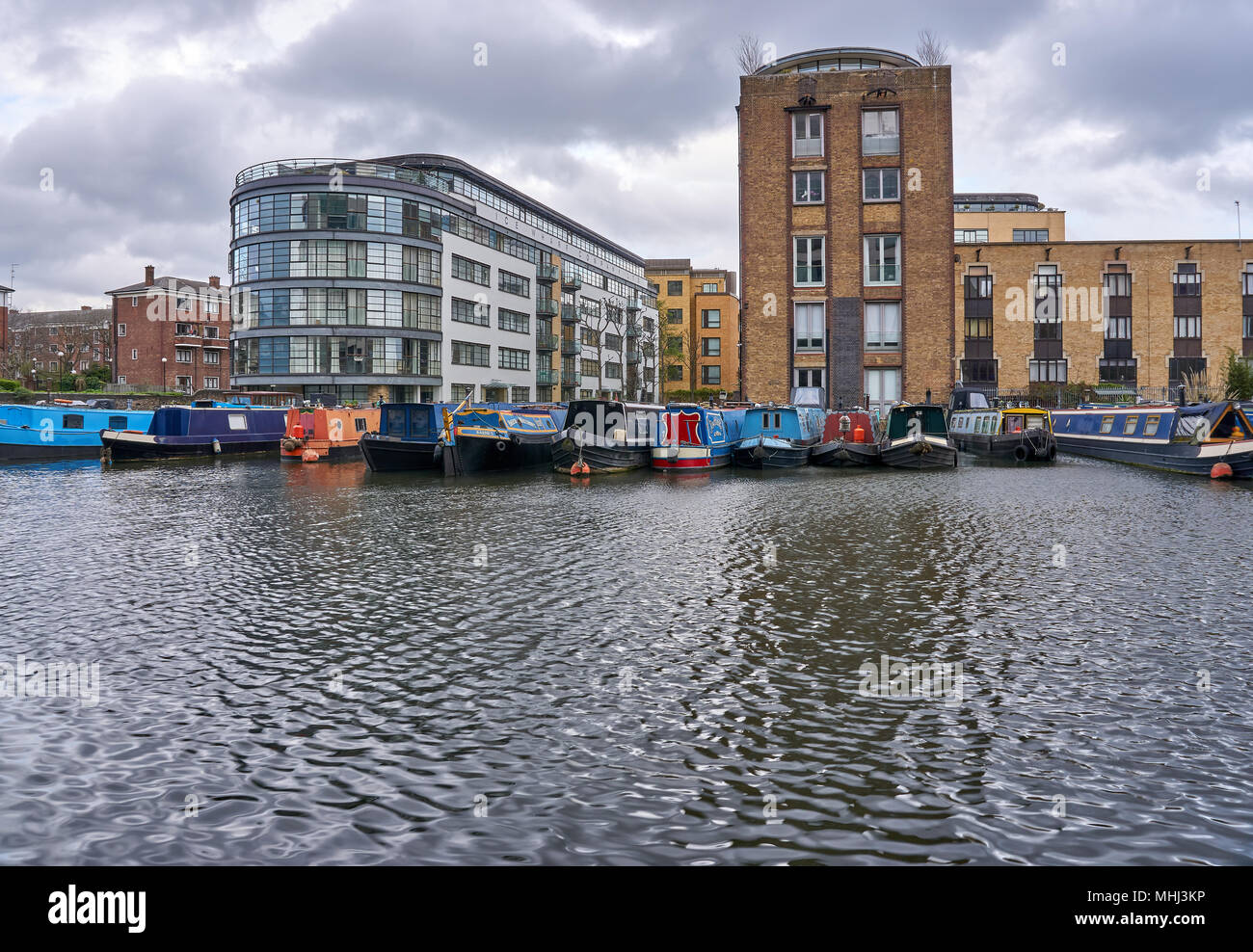 La fin de l'après-midi vue du bassin Battlebridge narrowboats colorés et sur le Regent's Canal, près de King's Cross, Londres, UK Banque D'Images