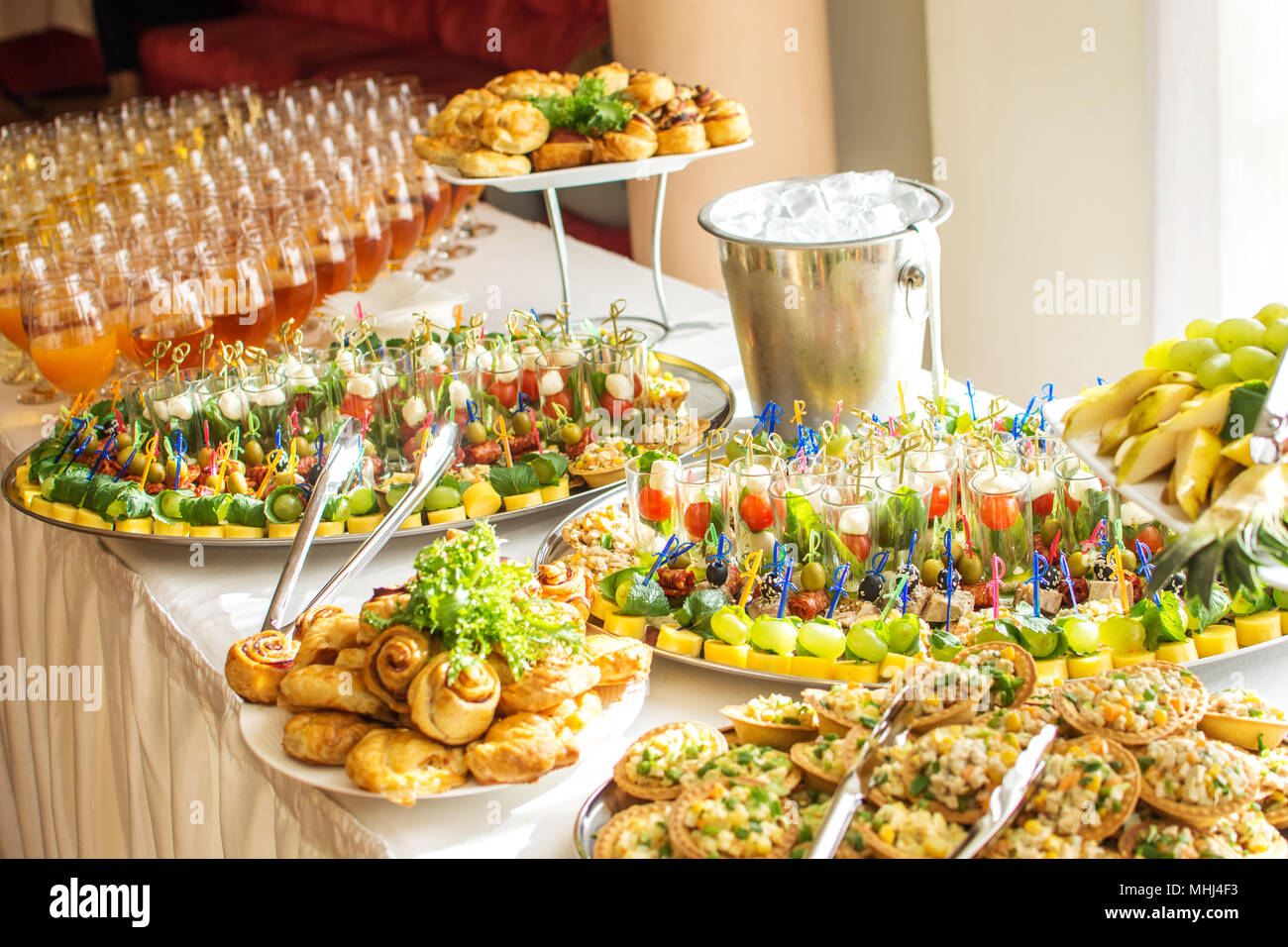 Des mets raffinés et des collations dans un buffet ou un banquet. La  restauration. Focus sélectif Photo Stock - Alamy