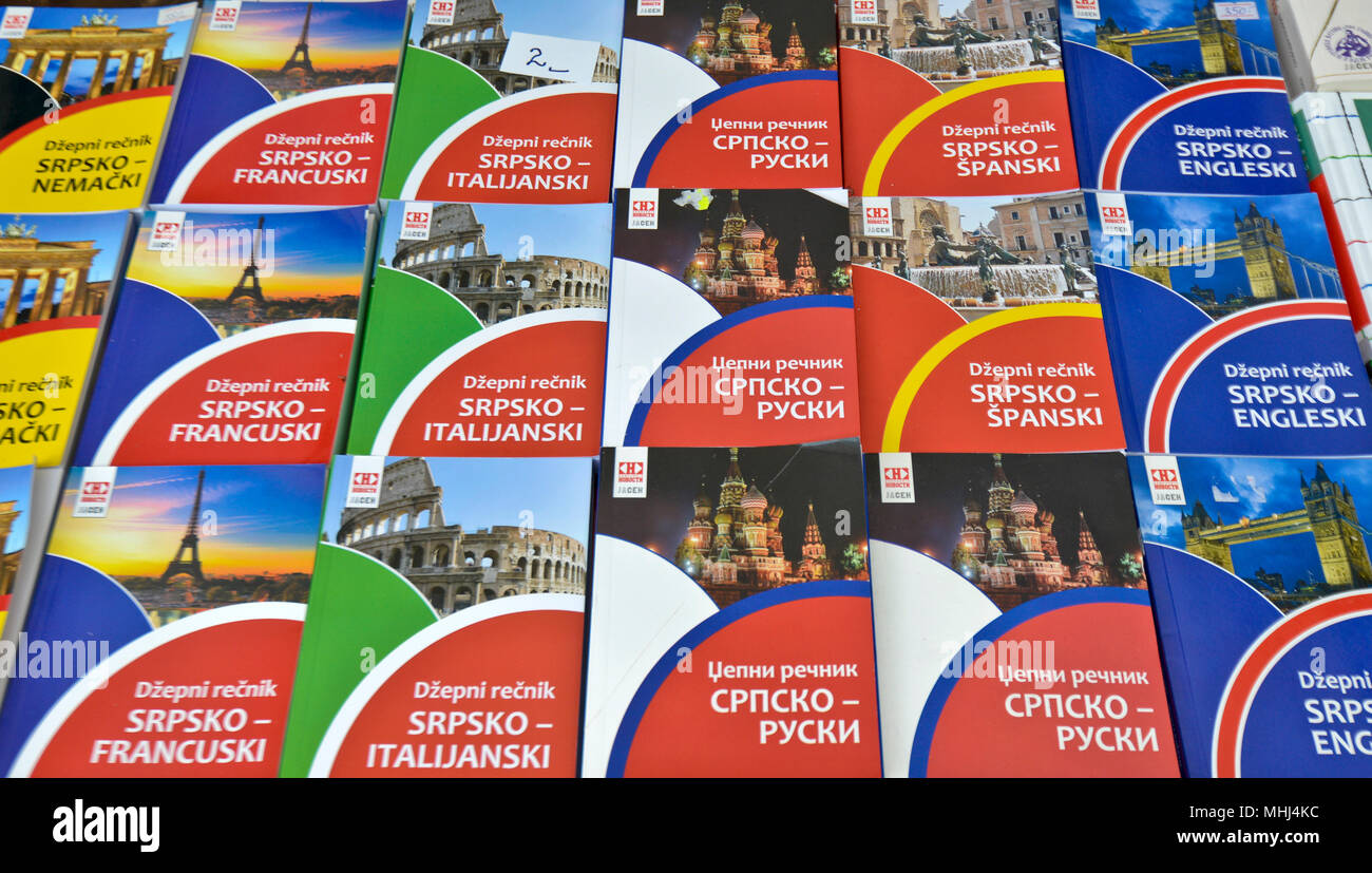 Des dictionnaires de langues (serbe). Premier Salon du livre Andricgrad, Visegrad, Bosnie et Herzégovine Banque D'Images