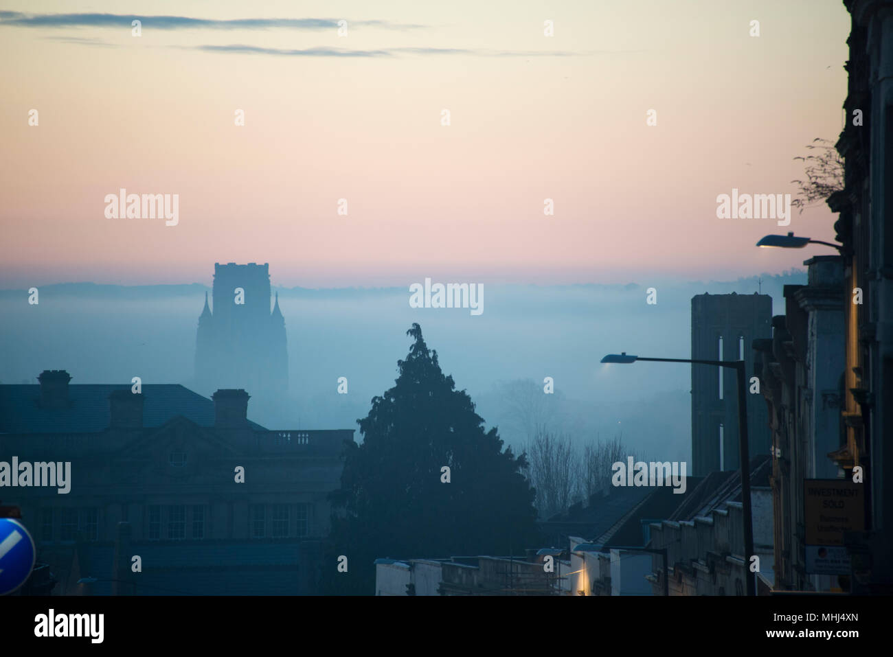 Tour de l'université de Bristol dans la brume Banque D'Images