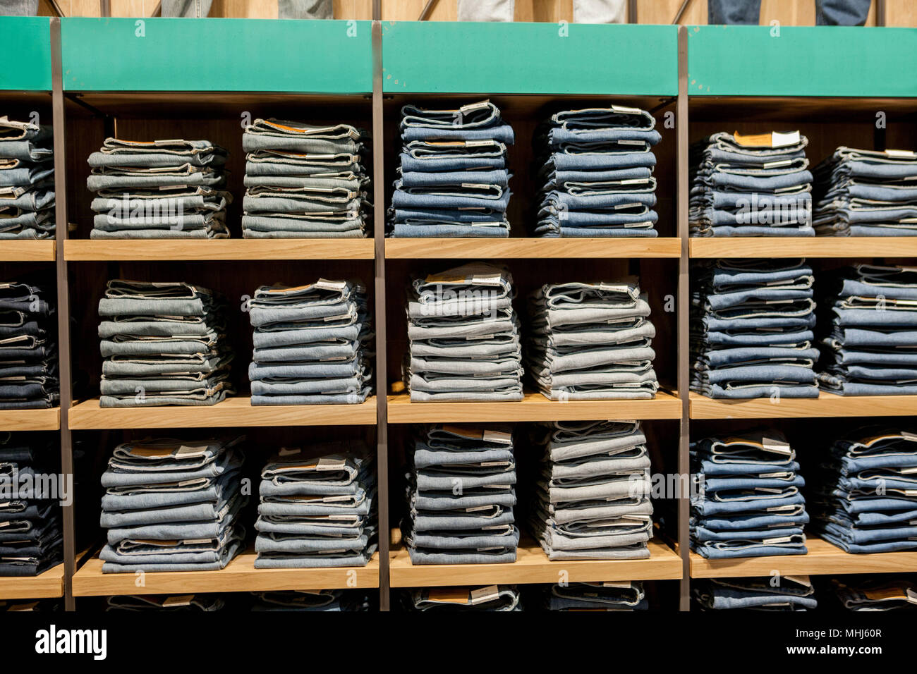 Pantalon de jeans sur l'étagère du magasin. Jeans denim bleu jeans  Collection empilés Photo Stock - Alamy