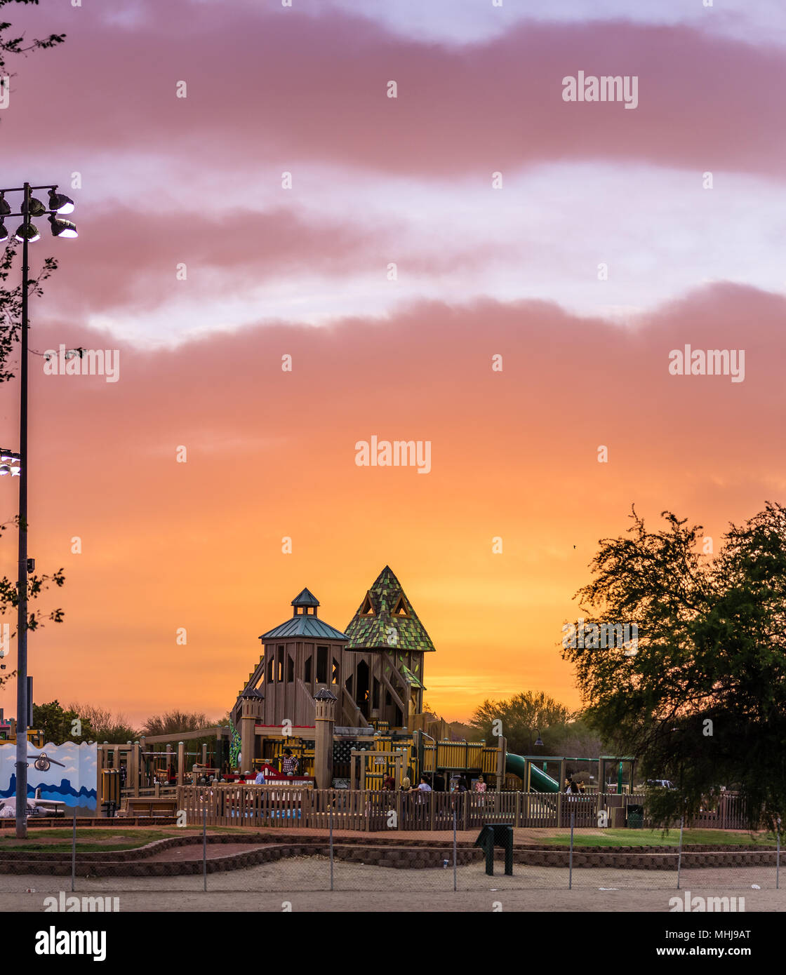 Stewart Vincent Wolfe jeux créatifs dans la périphérie de Yuma, AZ à droite de la rivière Colorado Banque D'Images