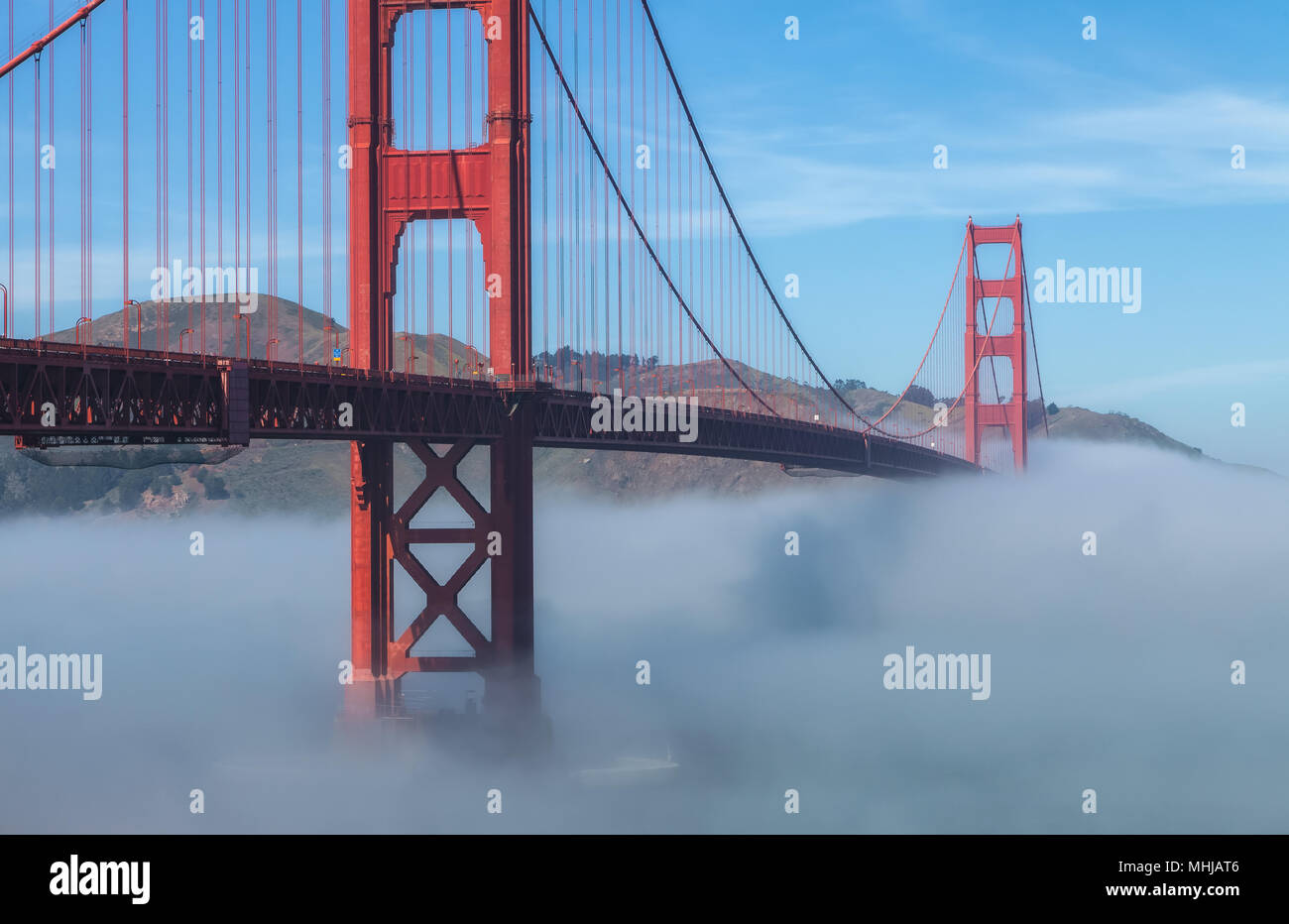 Bas épais brouillard formé sous le Golden Gate Bridge à San Francisco, Californie, États-Unis, sur une première matinée de printemps. Banque D'Images