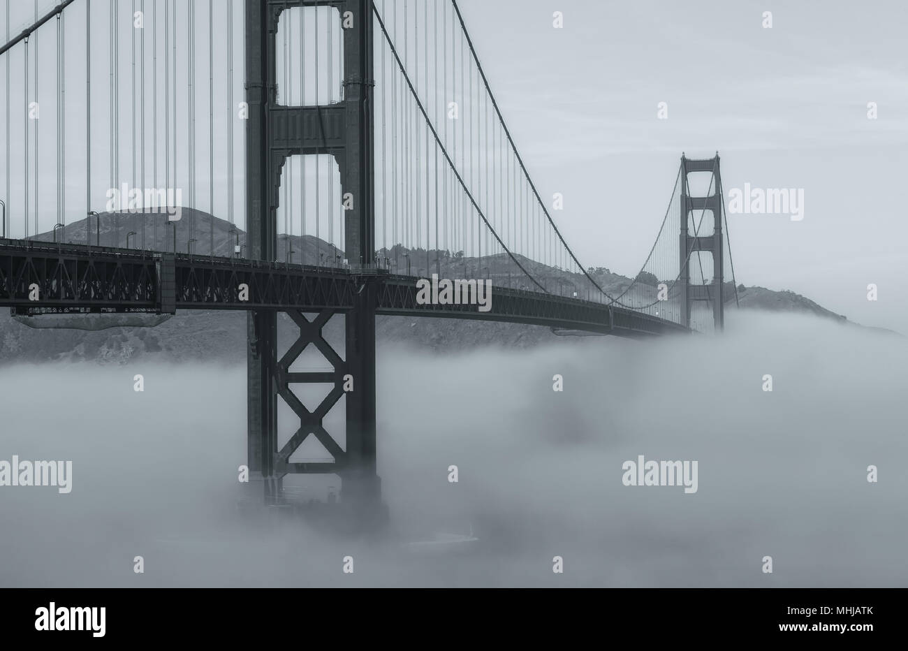 Bas épais brouillard formé sous le Golden Gate Bridge à San Francisco, Californie, États-Unis, sur une première matinée de printemps. Banque D'Images