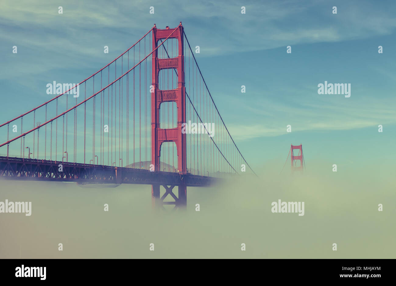 Bas épais brouillard formé sous le Golden Gate Bridge à San Francisco, Californie, États-Unis, sur une première matinée de printemps. Banque D'Images