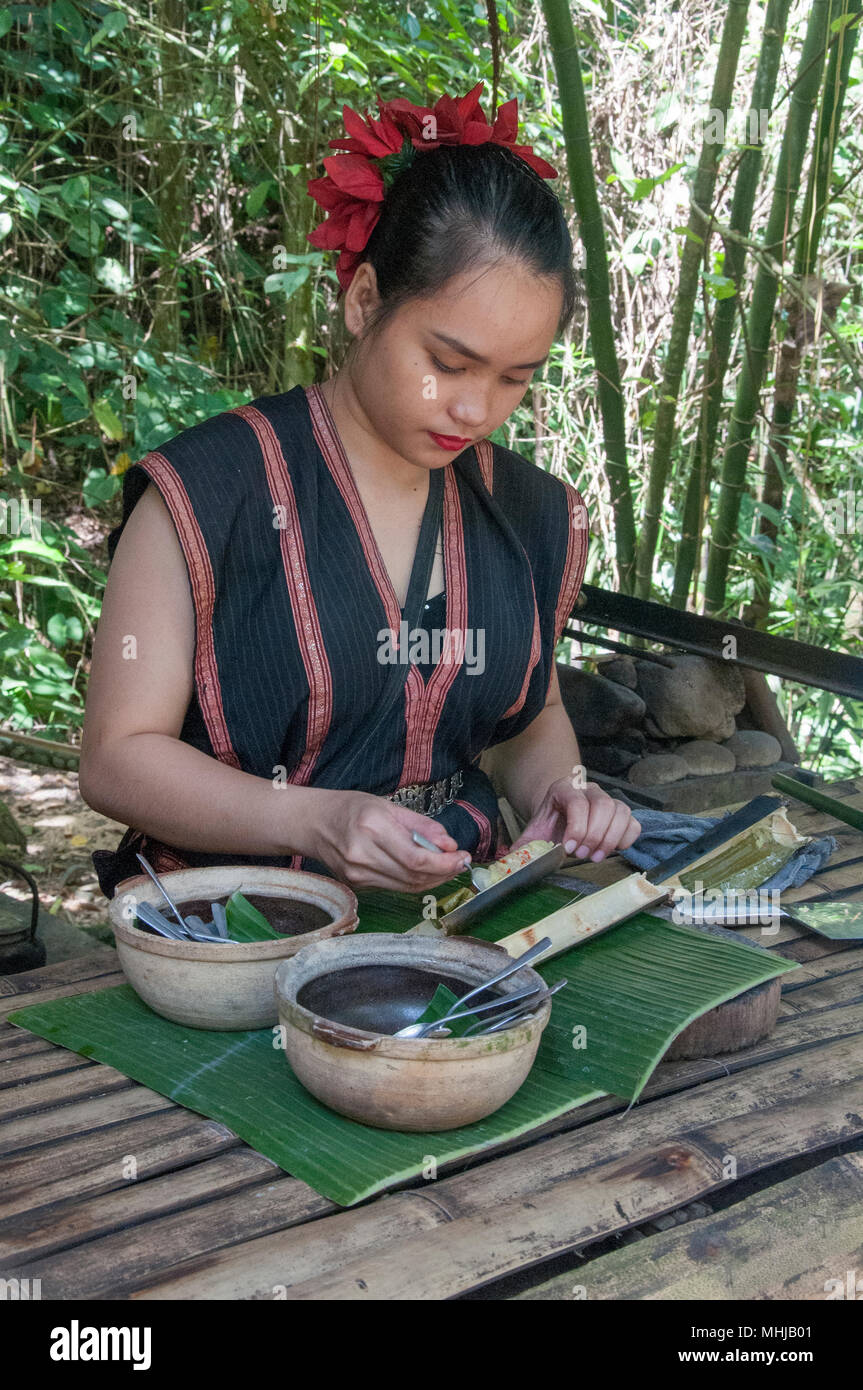 Woman cooking in Tribal tubes de bambou à une chambre à Dusun mari Mari Cultural Village, Kota Kinabalu, Sabah, Bornéo Malaisien Banque D'Images