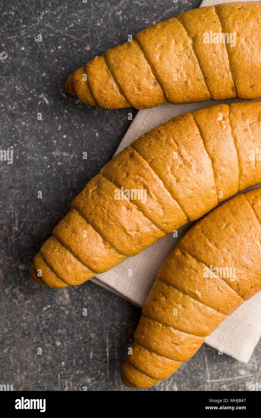 Petits pains salés. La farine complète croissants sur la table de cuisine. Banque D'Images