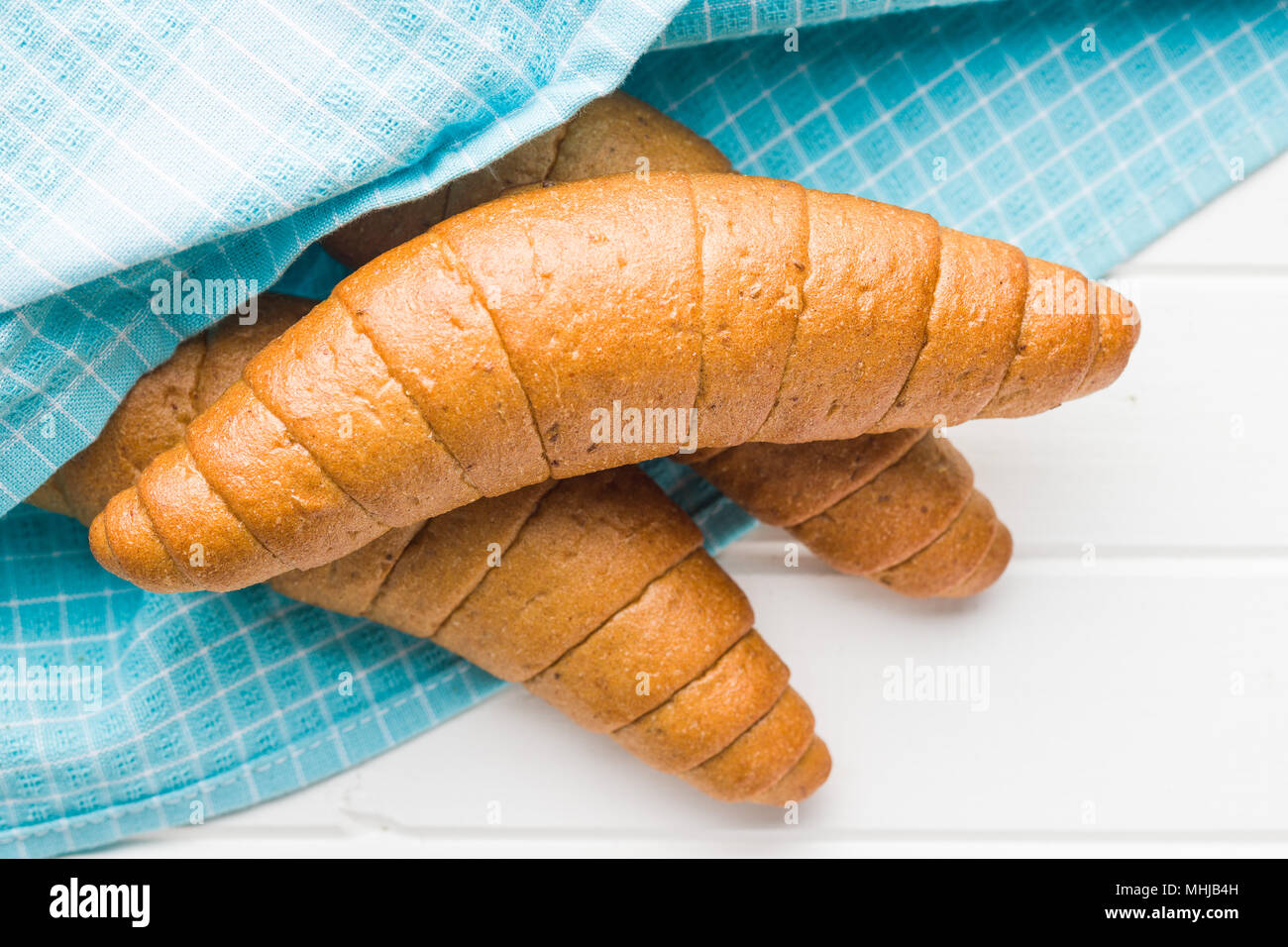 Petits pains salés. La farine complète croissants sur une serviette à carreaux. Banque D'Images