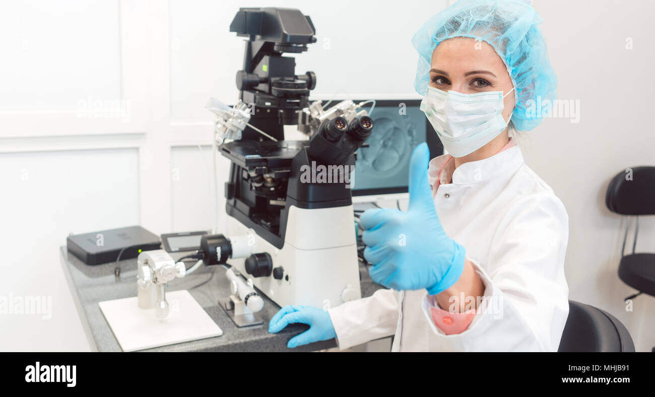 Médecin de la fécondité lab ayant tout juste un ovule humain fécondé avec Banque D'Images