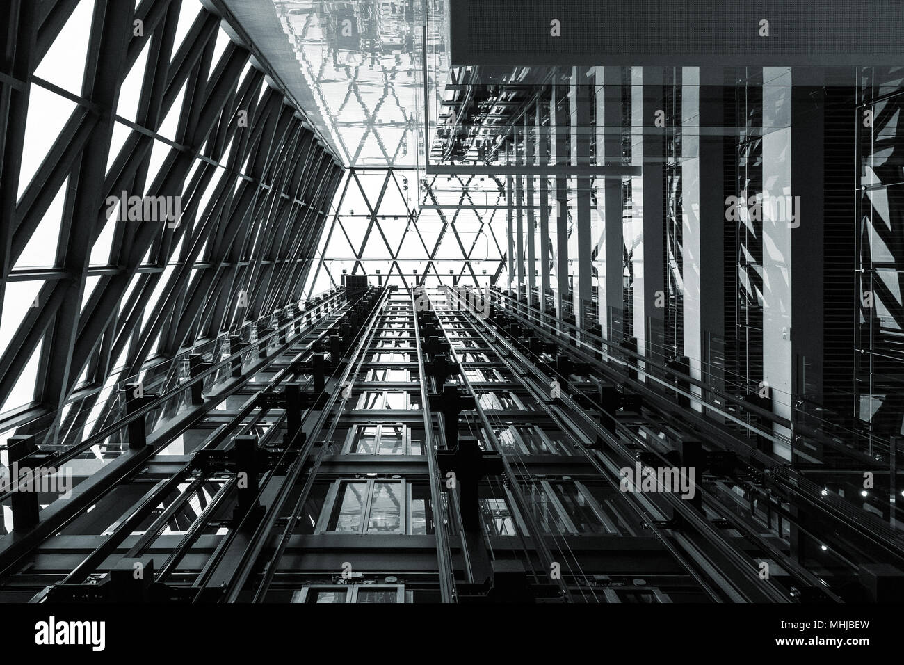 Arrière-plan de la construction moderne en acier, résumé de la structure métallique, noir et blanc angle faible contraste élevé Banque D'Images