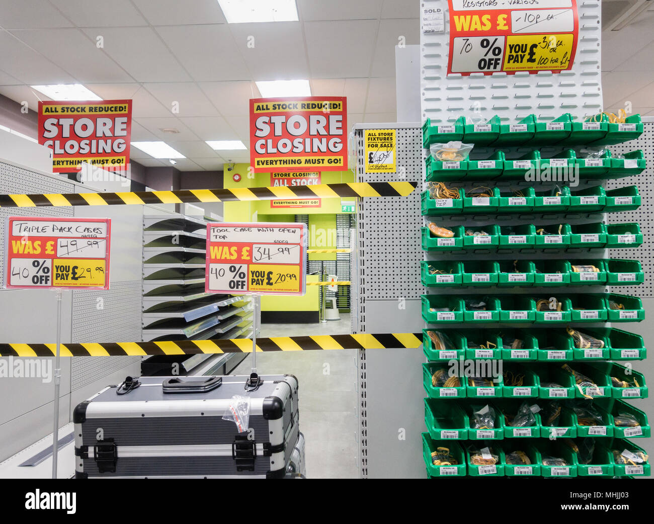 Intérieur de Maplin magasin avec fermeture du magasin de signes. Angleterre, Royaume-Uni Banque D'Images