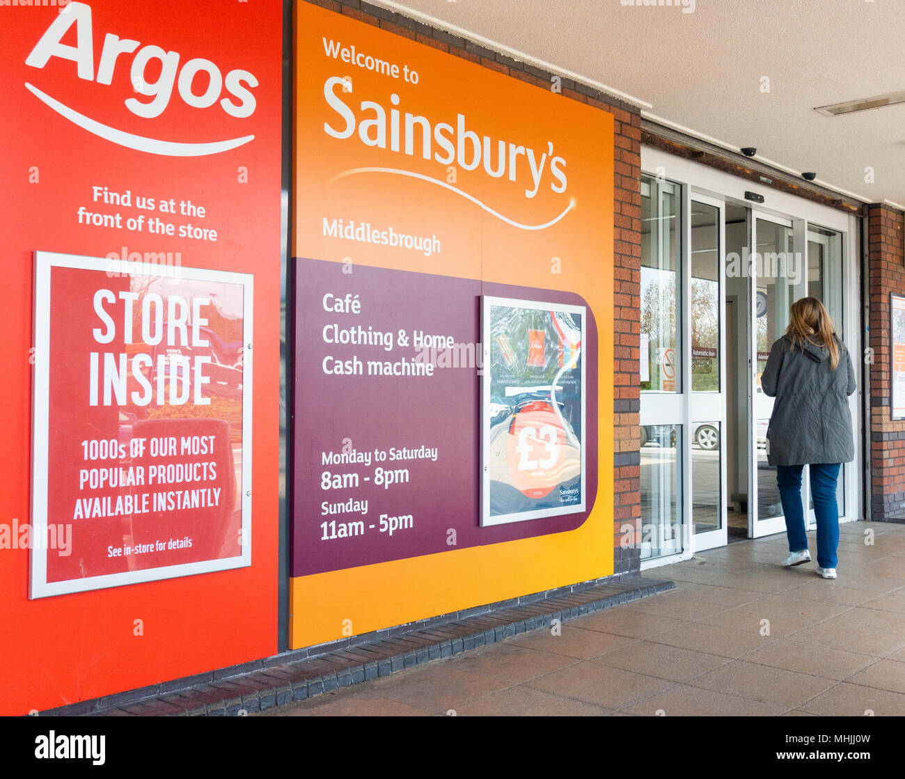 Supermarchés Sainsbury's Argos/affiche à l'extérieur de magasin dans le centre de Middlesbrough, Angleterre. UK Banque D'Images