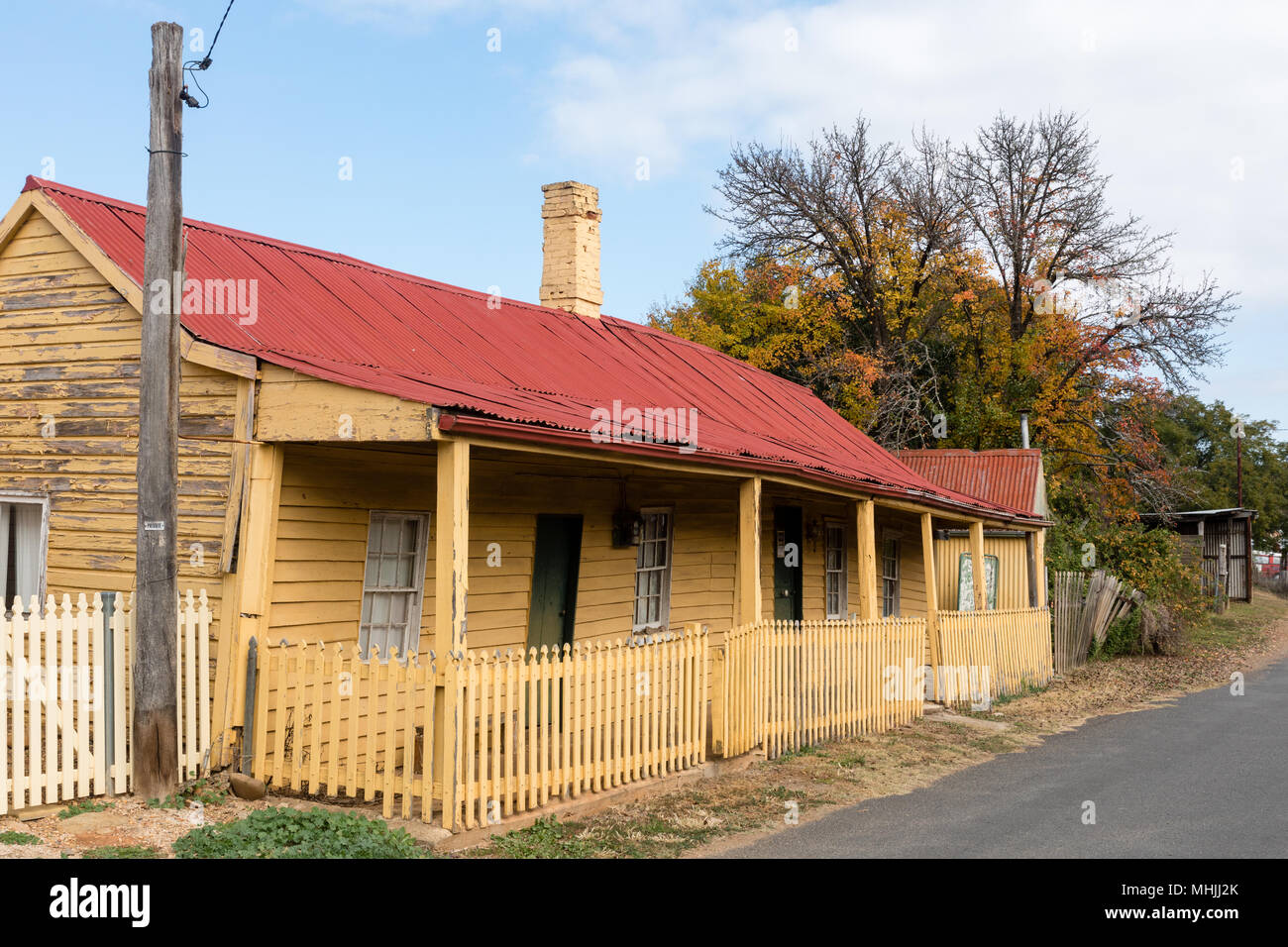 La colline de Sofala, Fin, Bathurst, New South Wales, Australie. Un vieux cottage dans l'ancienne ville minière de Sofala dans le centre ouest de la Nouvelle Galles du Sud. Banque D'Images