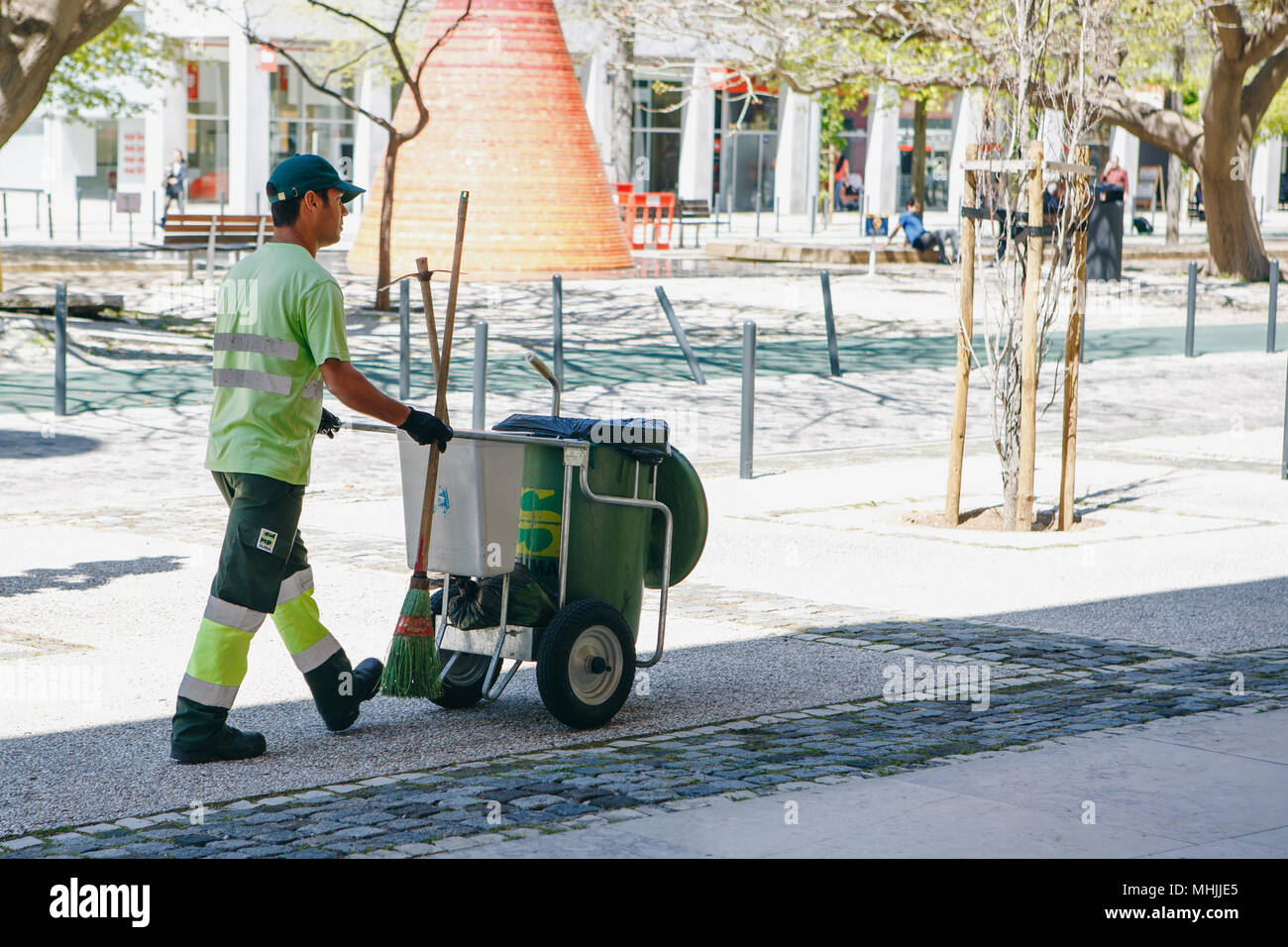 Lisbonne, 25 avril 2018 : un nettoyeur professionnel travaille sur une rue  de la ville. Nettoyage du territoire et en prenant soin de bien-être  écologique Photo Stock - Alamy