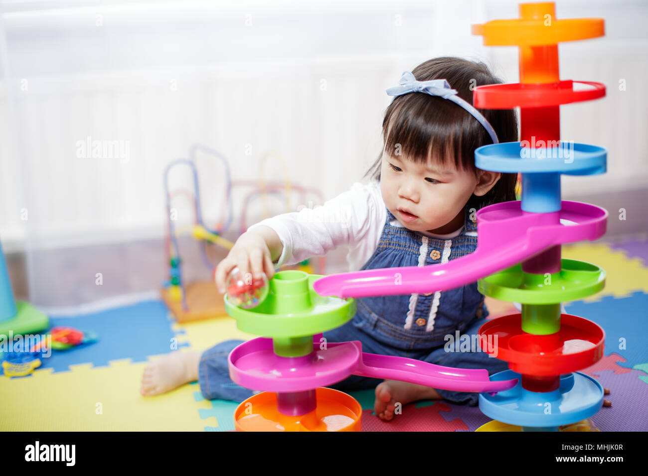 Jouet Bebe Fille Jouer A La Maison Photo Stock Alamy Jouet Bebe Fille Jouer A La Maison Photo Stock Alamy