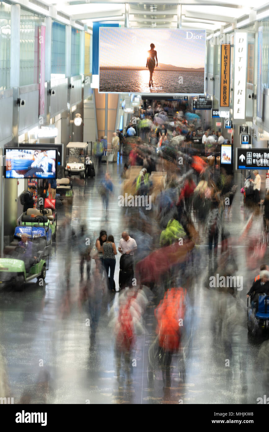 Les voyageurs à la motion en Hall D'Aéroport International de Miami, à Miami, en Floride. Banque D'Images