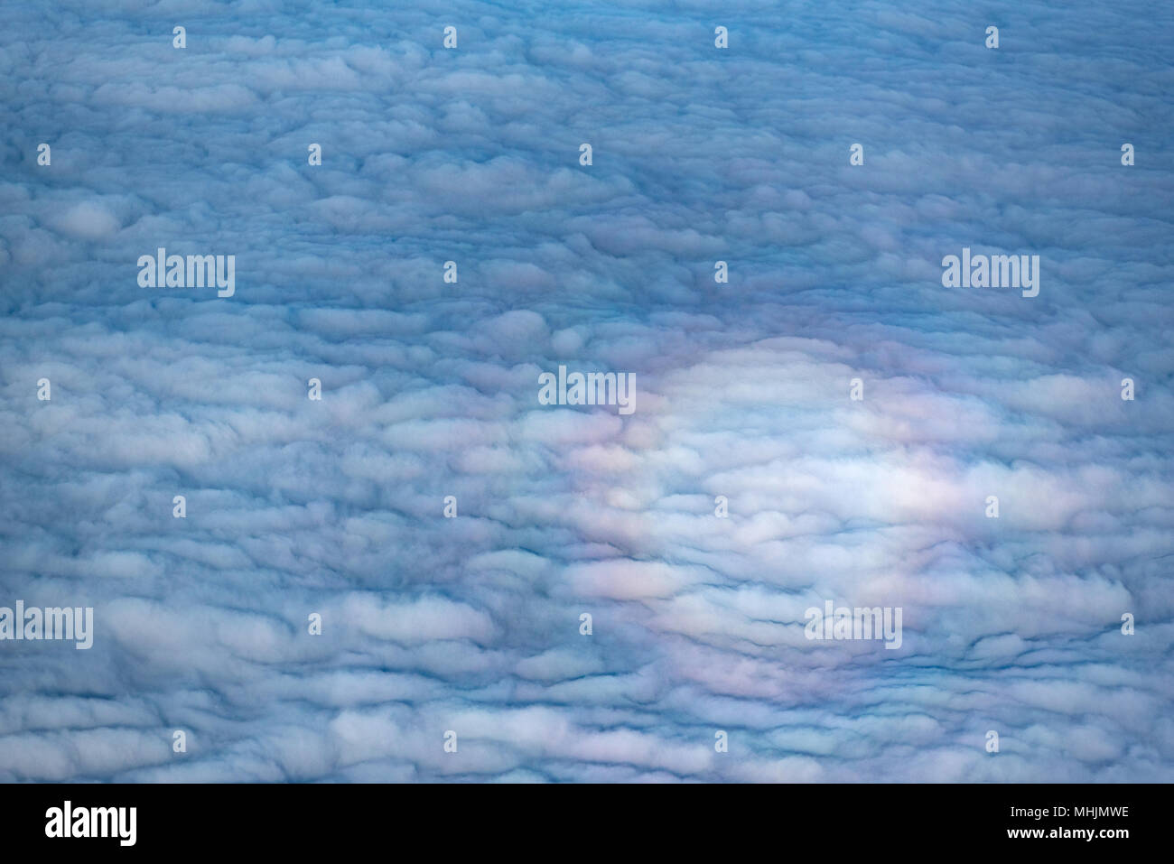 Un petit arc-en-ciel circulaire, appelée "gloire", d'un avion. Banque D'Images