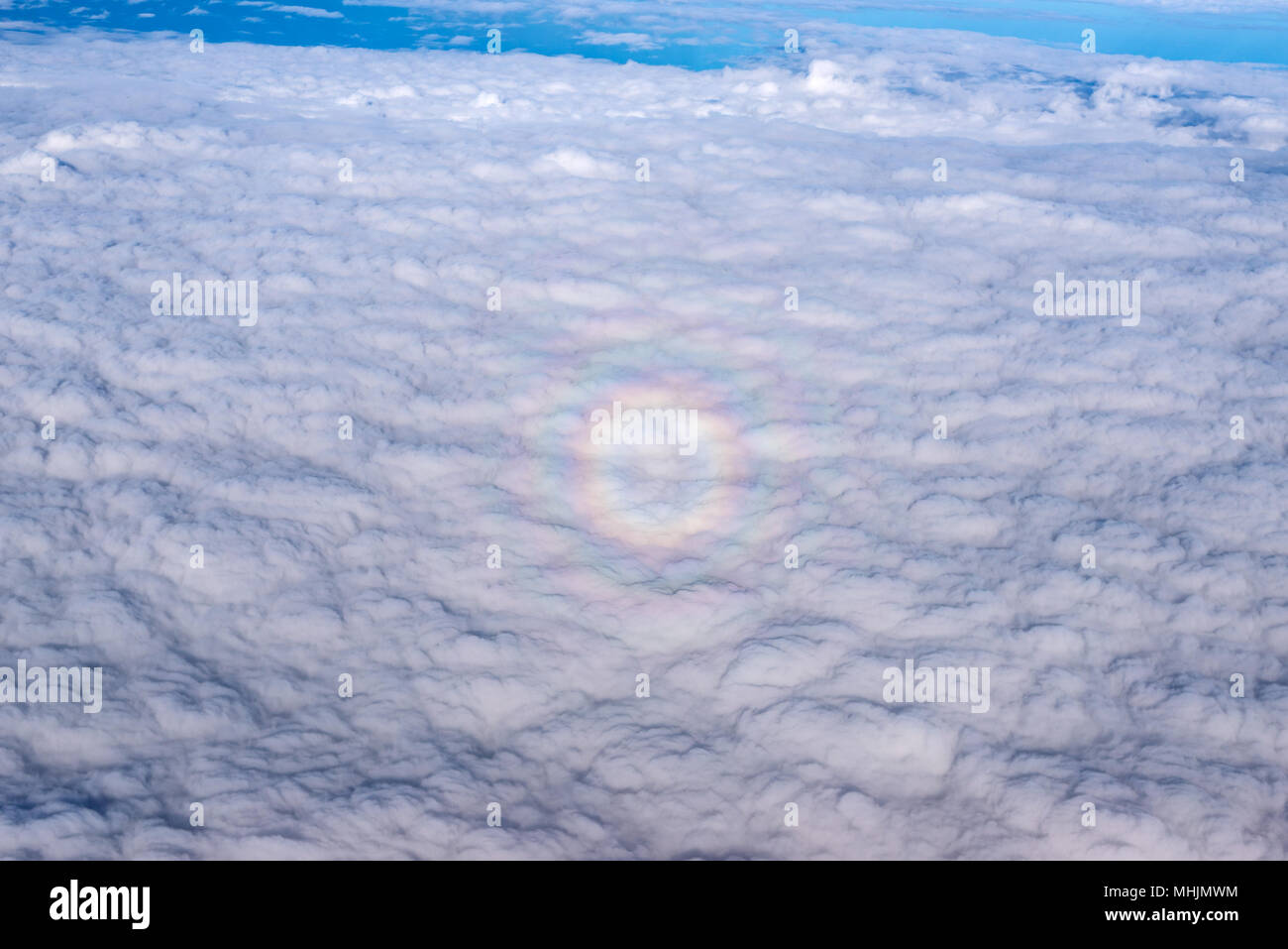 Un petit arc-en-ciel circulaire, appelée "gloire", d'un avion. Banque D'Images