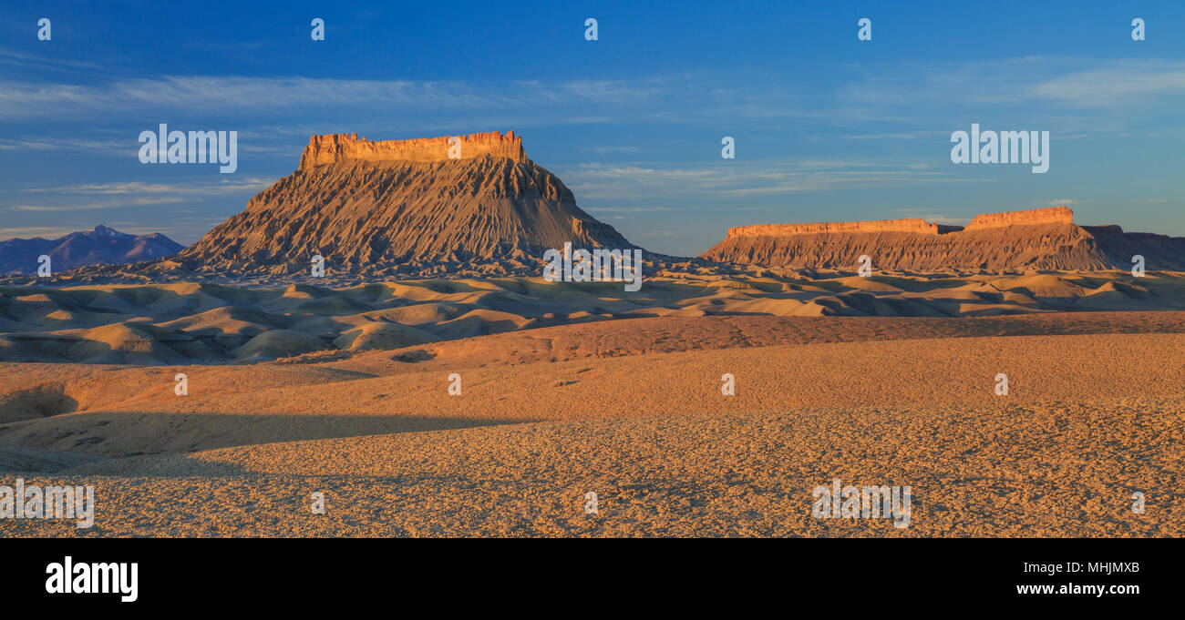 Panorama factory butte de caineville, Mesa, et le henry montagnes près de hanksville, Utah Banque D'Images