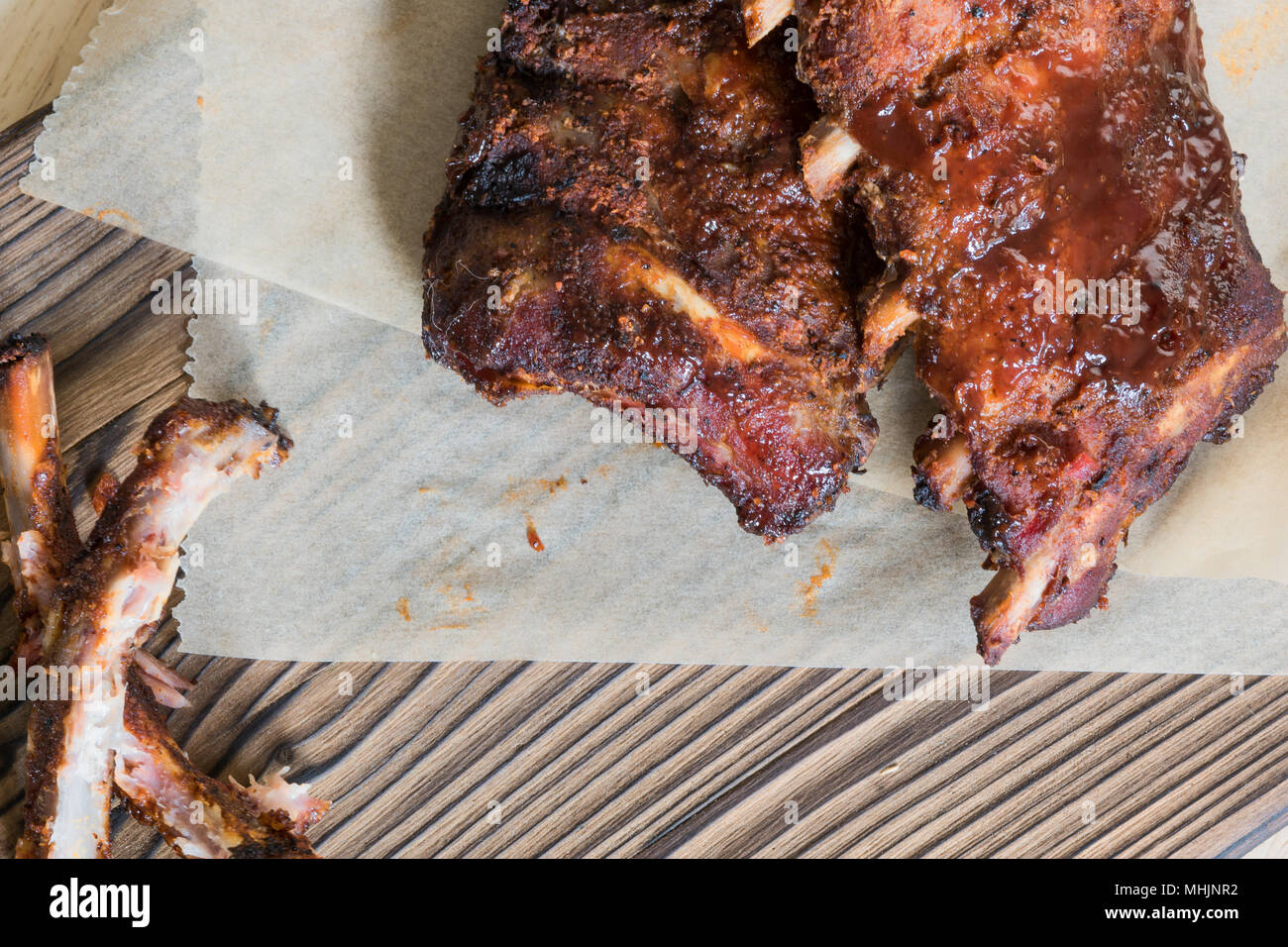 Côtes de porc grillées avec sauce barbecue bébé - vue d'oiseaux Banque D'Images