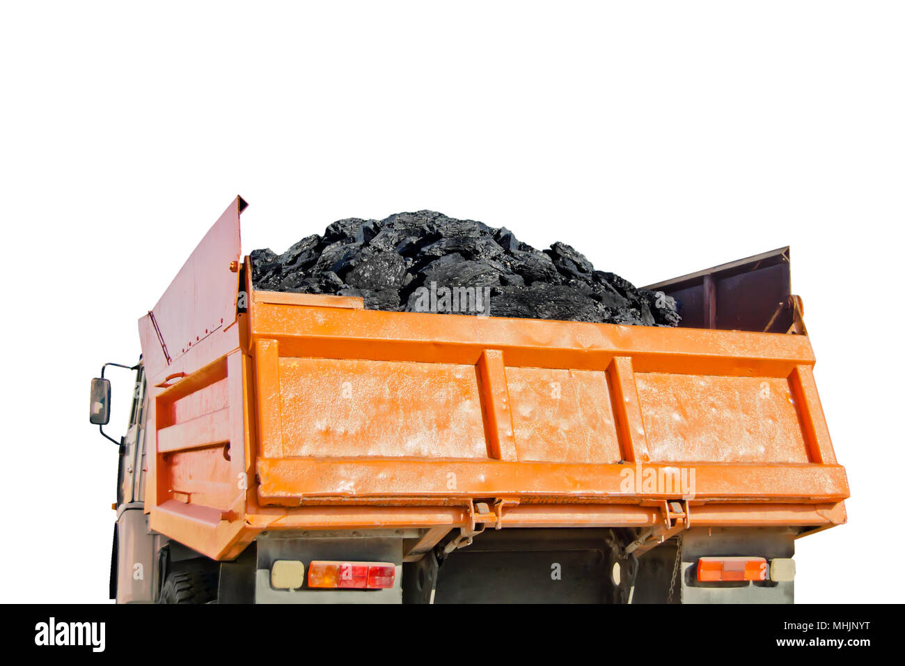 Le charbon à l'arrière du camion orange isolé sur fond blanc. L'extraction du charbon. Livraison de charbon Banque D'Images