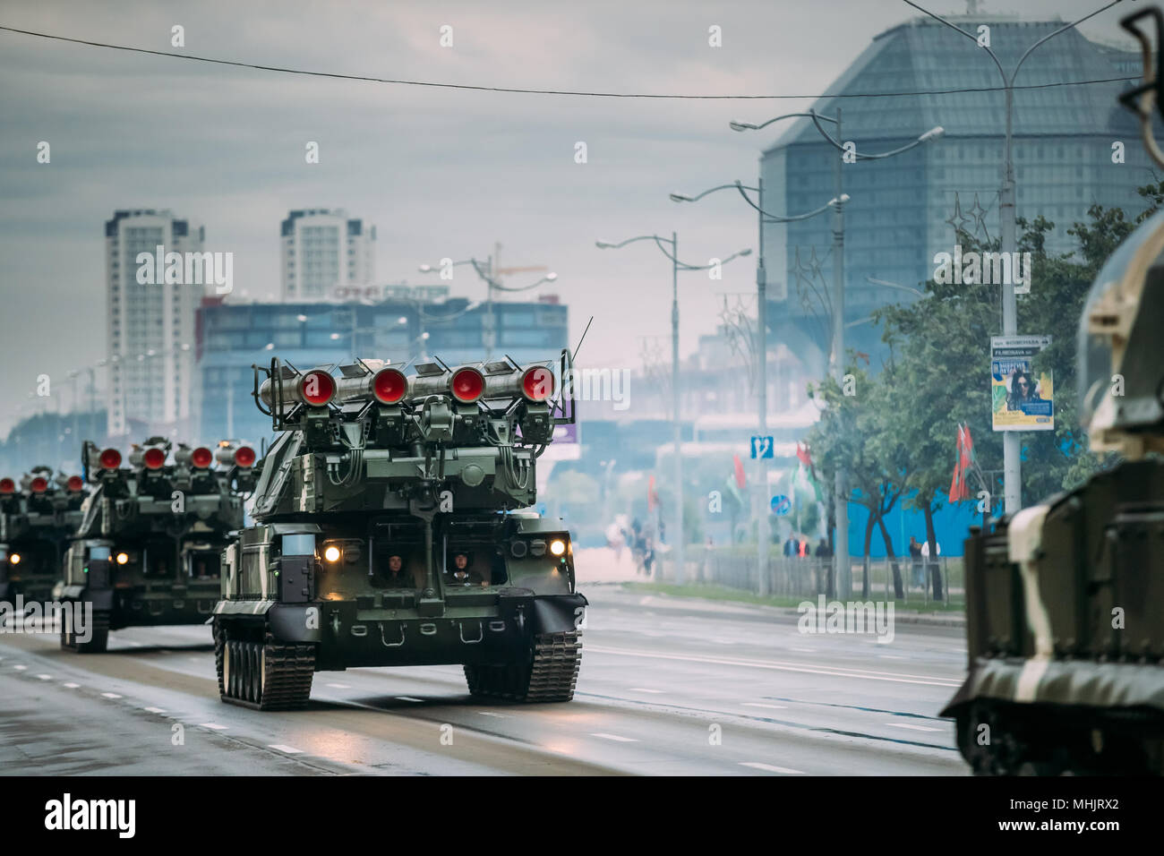 Minsk, Belarus. Buk automoteur Déménagement du système de missiles près de Bibliothèque nationale au cours de répétition avant la célébration de la Fête Nationale Independenc Banque D'Images