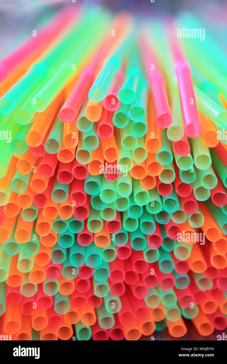 Des pailles en plastique coloré, pourrait être interdit dans le cadre de la soumission des gouvernements britanniques de réduire les déchets plastiques Banque D'Images