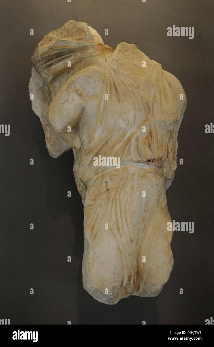 L'art grec le parapet du temple d'Athena Nike. Nike à droite. L'ouest de la Dalle XI, figure 22 ( ?). 5ème siècle BC. Musée de l'Acropole. Athènes. La Grèce.. Banque D'Images L'art grec le parapet du temple d'Athena Nike. Nike à droite. L'ouest de la Dalle XI, figure 22 ( ?). 5ème siècle BC. Musée de l'Acropole. Athènes. La Grèce.. Banque D'Images