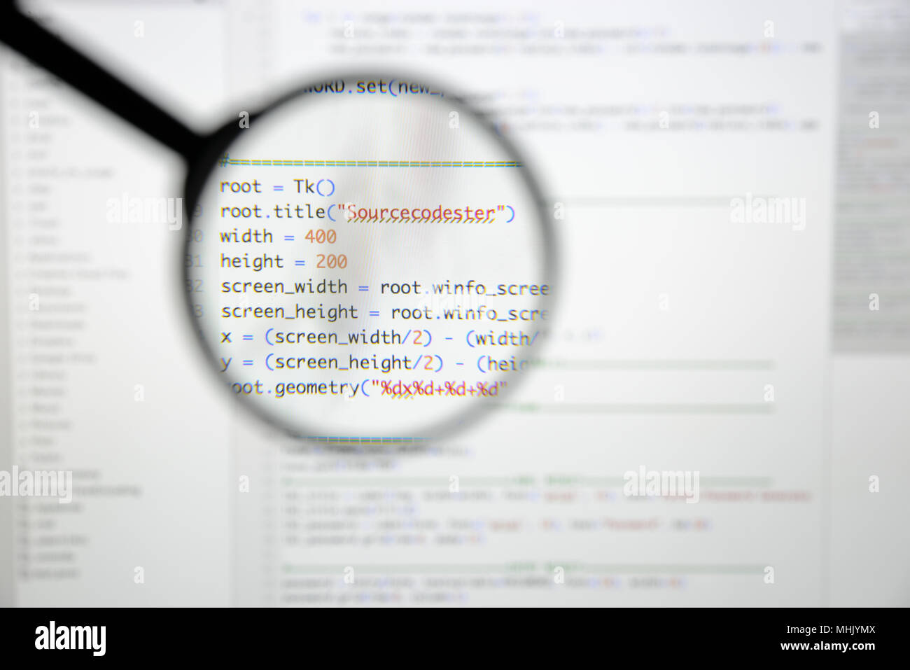 Du vrai code Python Développement d'écran. Flux de travail programmation algorithme abstrait concept. Lignes de code Python visibles à la loupe. Banque D'Images