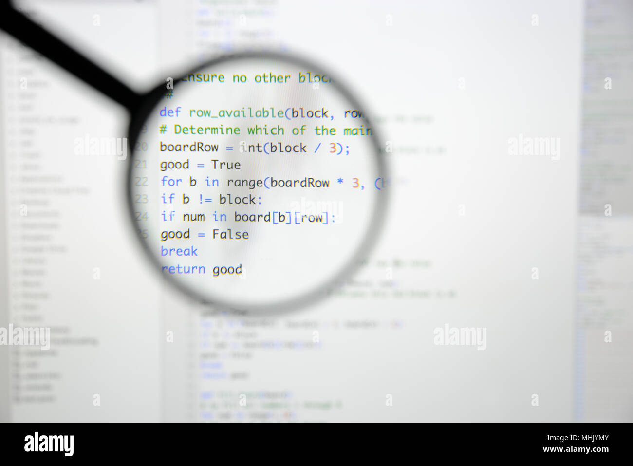 Du vrai code Python Développement d'écran. Flux de travail programmation algorithme abstrait concept. Lignes de code Python visibles à la loupe. Banque D'Images