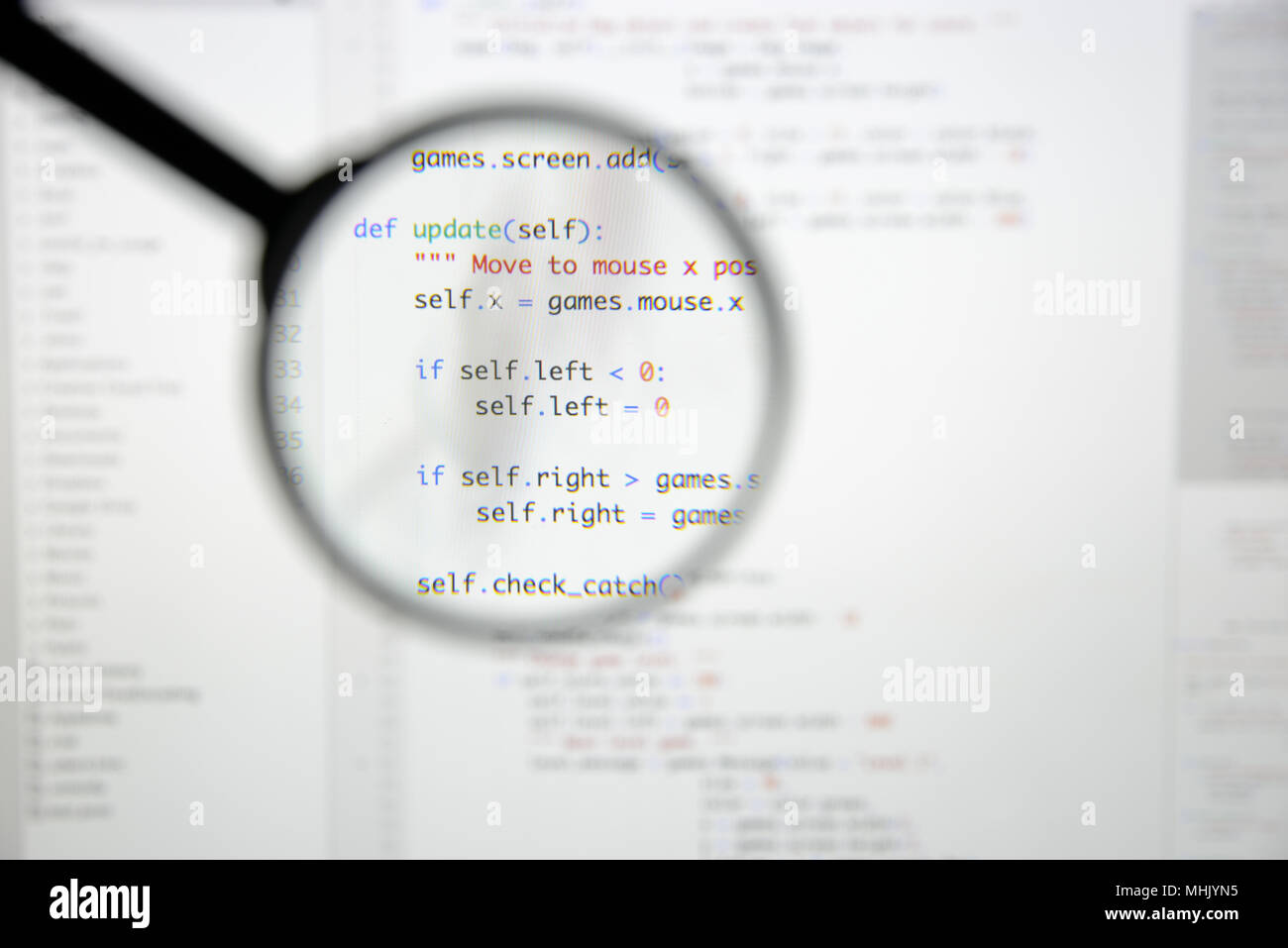 Du vrai code Python Développement d'écran. Flux de travail programmation algorithme abstrait concept. Lignes de code Python visibles à la loupe. Banque D'Images