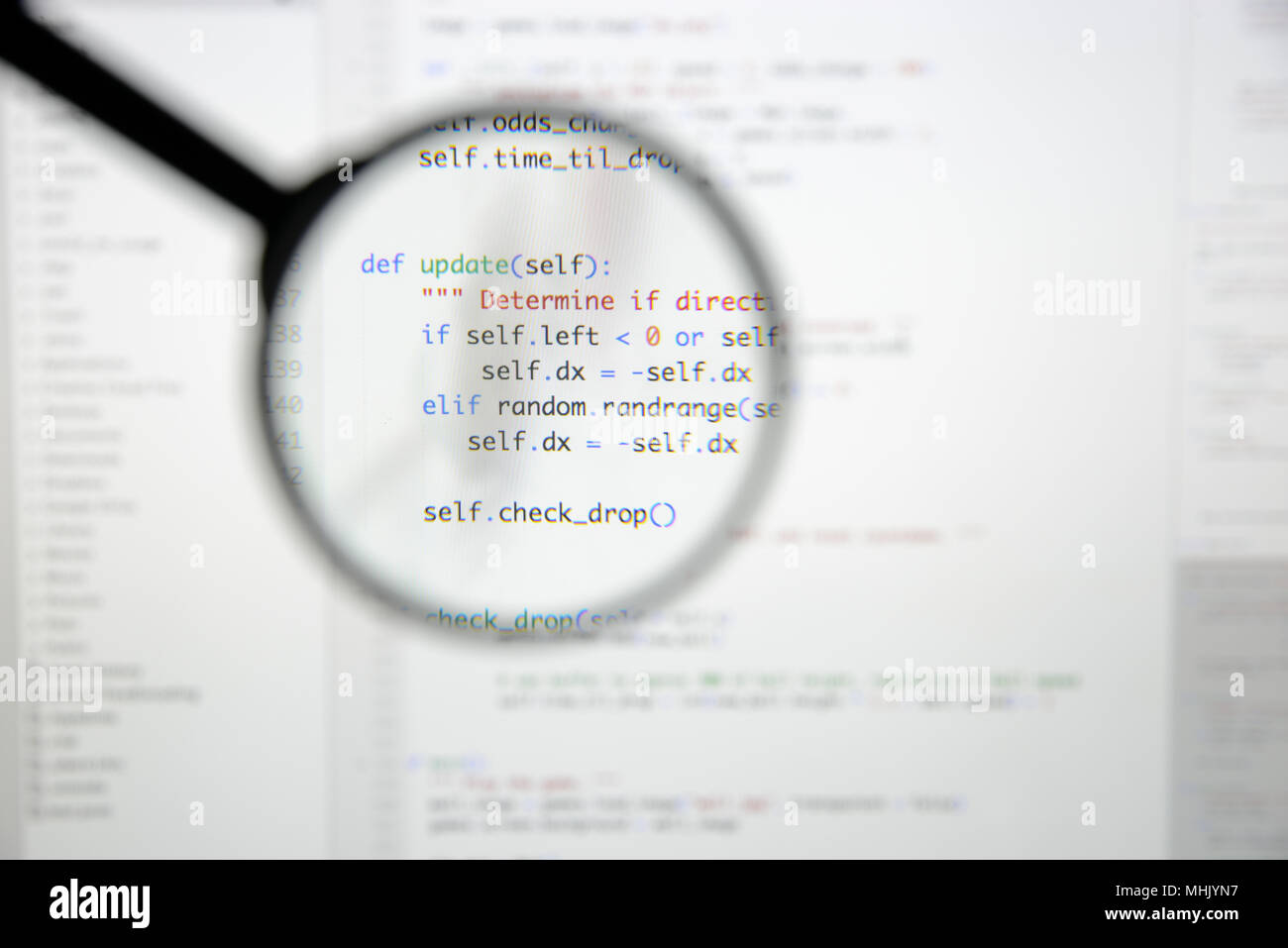 Du vrai code Python Développement d'écran. Flux de travail programmation algorithme abstrait concept. Lignes de code Python visibles à la loupe. Banque D'Images