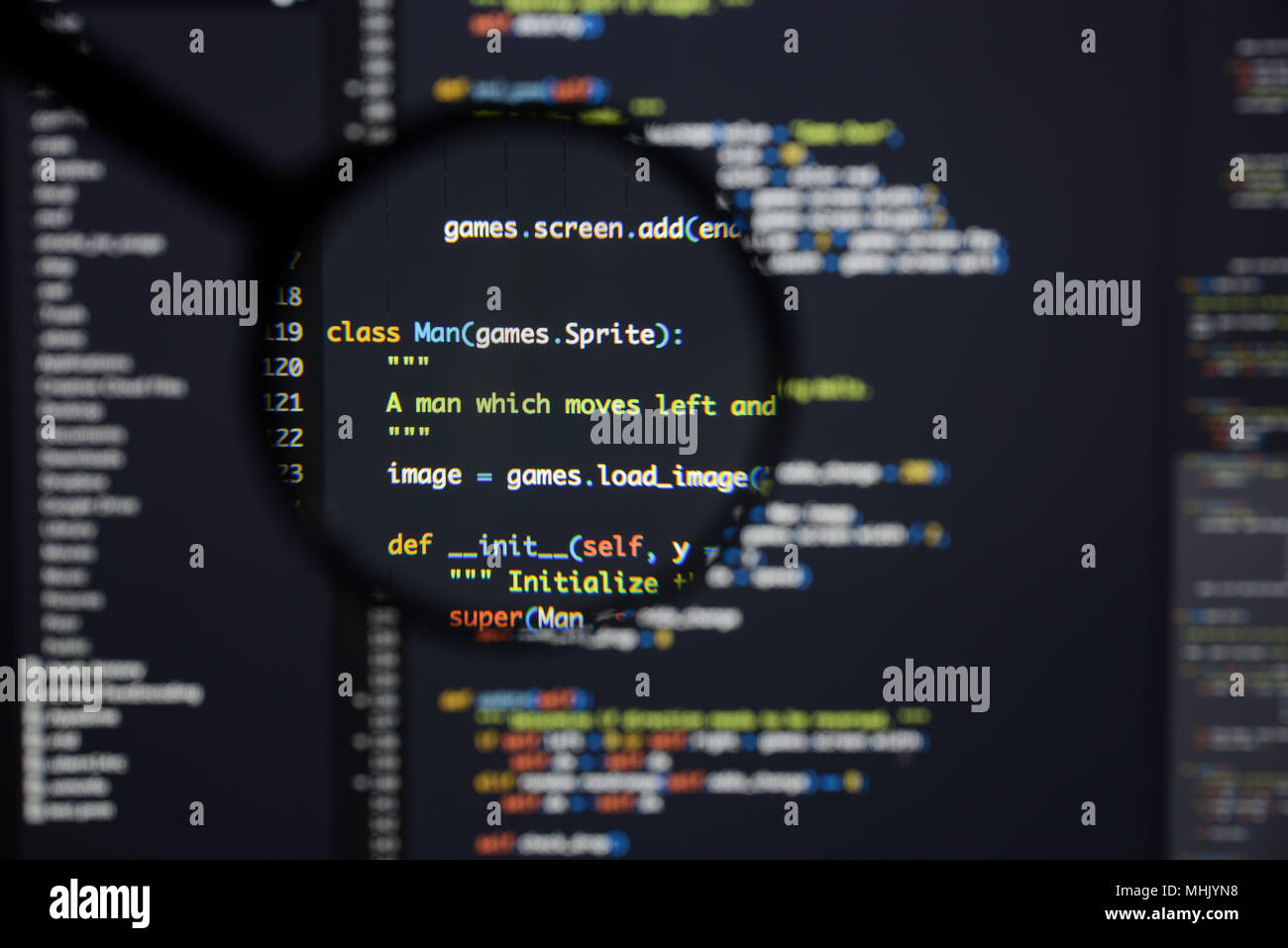 Du vrai code Python Développement d'écran. Flux de travail programmation algorithme abstrait concept. Lignes de code Python visibles à la loupe. Banque D'Images