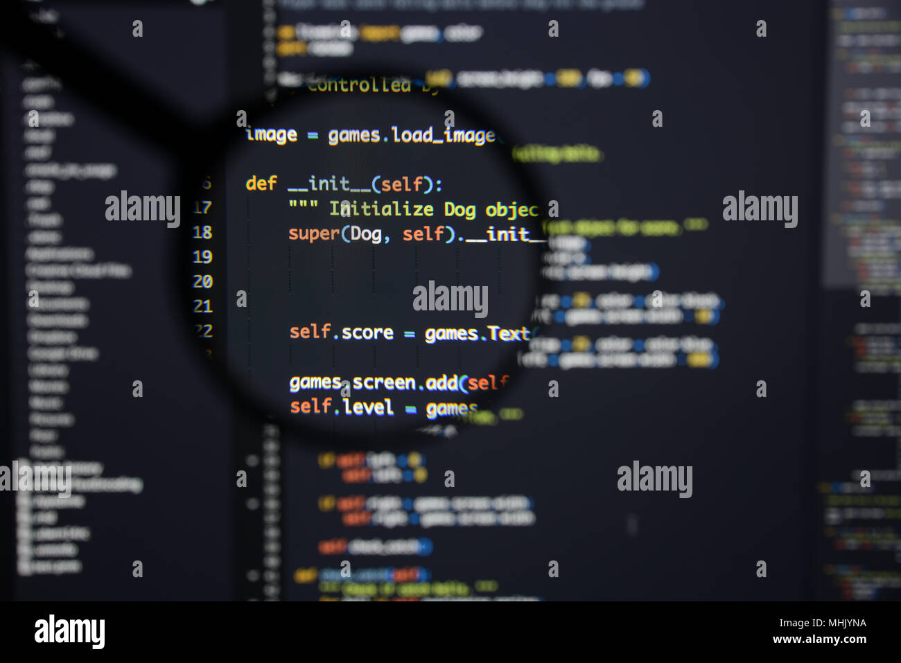 Du vrai code Python Développement d'écran. Flux de travail programmation algorithme abstrait concept. Lignes de code Python visibles à la loupe. Banque D'Images