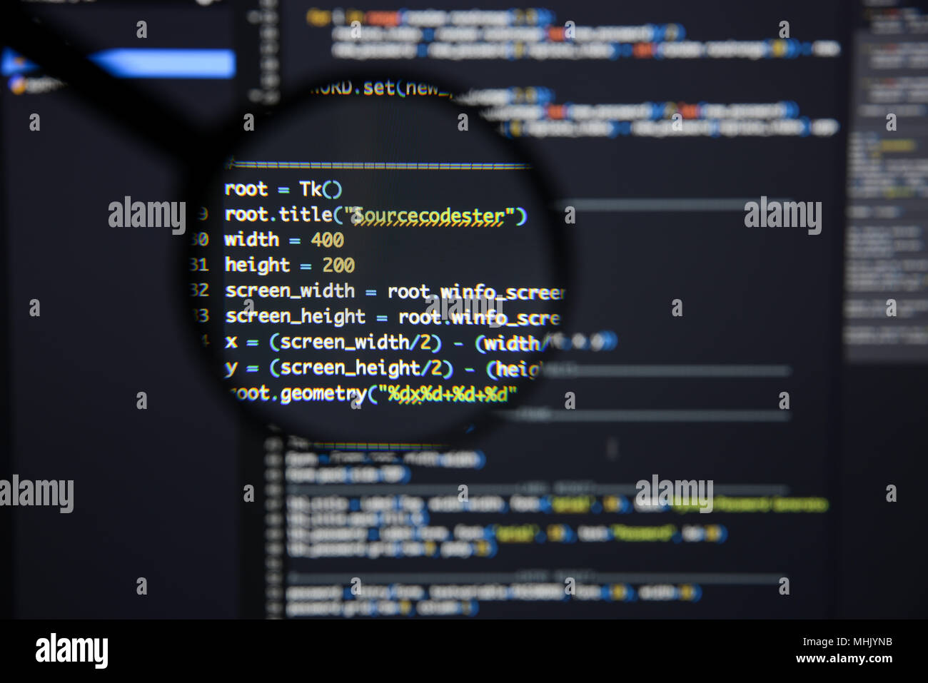 Du vrai code Python Développement d'écran. Flux de travail programmation algorithme abstrait concept. Lignes de code Python visibles à la loupe. Banque D'Images