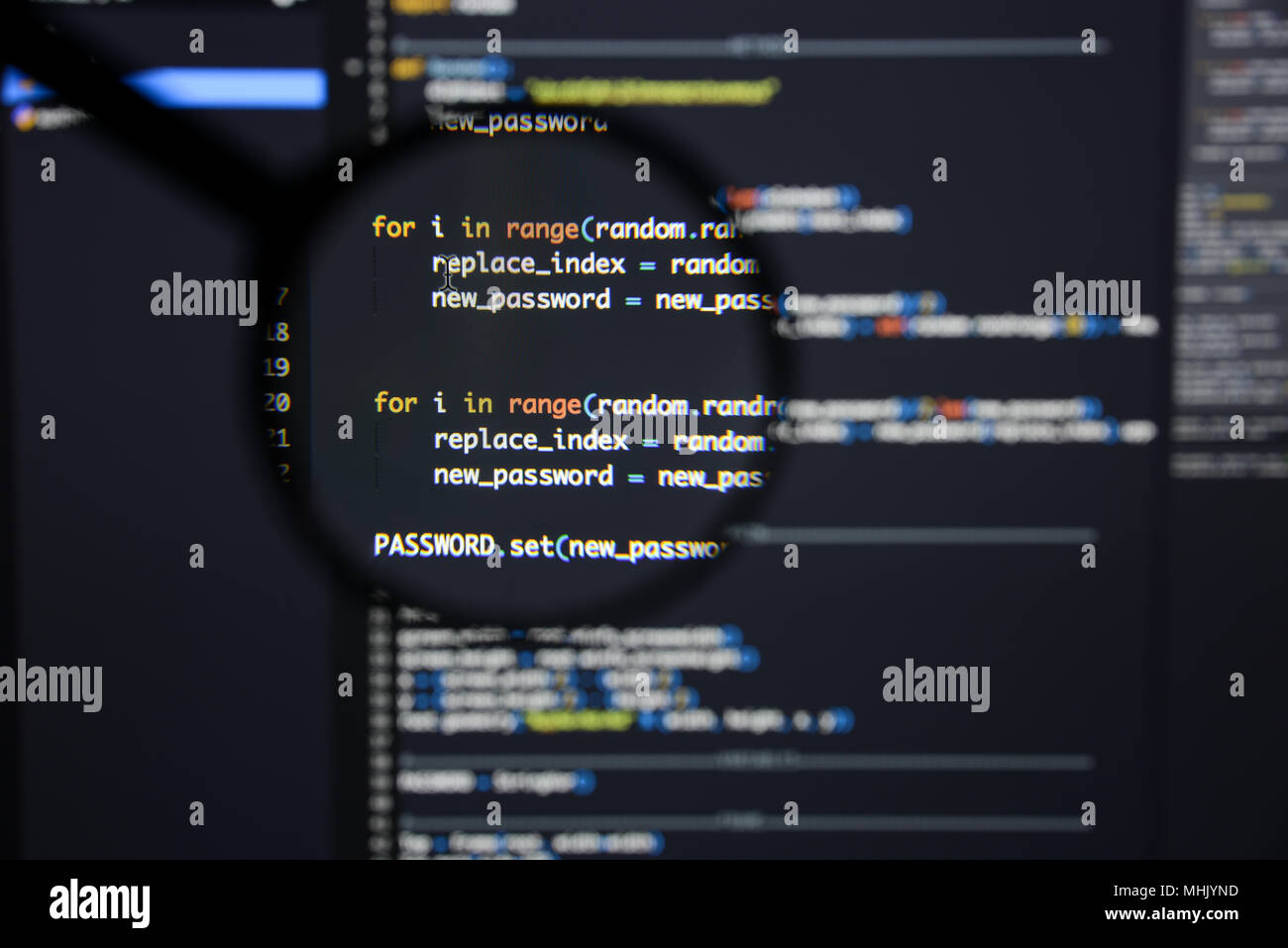 Du vrai code Python Développement d'écran. Flux de travail programmation algorithme abstrait concept. Lignes de code Python visibles à la loupe. Banque D'Images