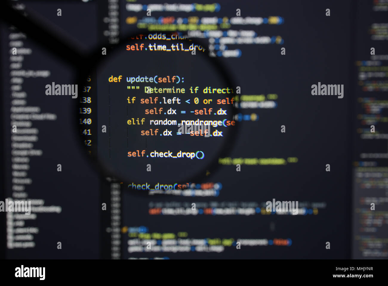 Du vrai code Python Développement d'écran. Flux de travail programmation algorithme abstrait concept. Lignes de code Python visibles à la loupe. Banque D'Images