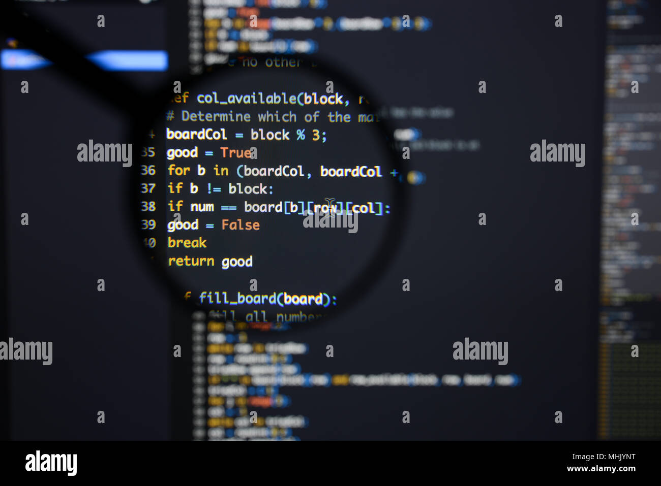 Du vrai code Python Développement d'écran. Flux de travail programmation algorithme abstrait concept. Lignes de code Python visibles à la loupe. Banque D'Images
