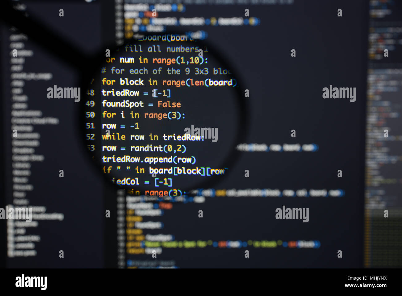 Du vrai code Python Développement d'écran. Flux de travail programmation algorithme abstrait concept. Lignes de code Python visibles à la loupe. Banque D'Images
