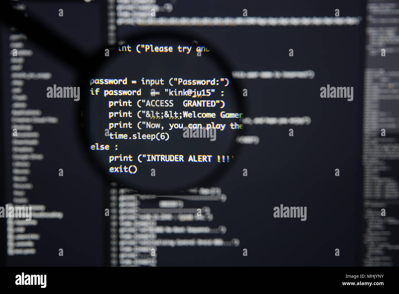 Du vrai code Python Développement d'écran. Flux de travail programmation algorithme abstrait concept. Lignes de code Python visibles à la loupe. Banque D'Images